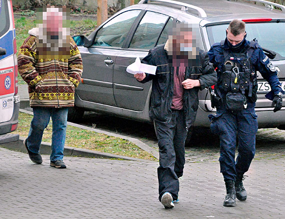 Bezdomny uskara si na bl gowy. Przyjechaa karetka i policja