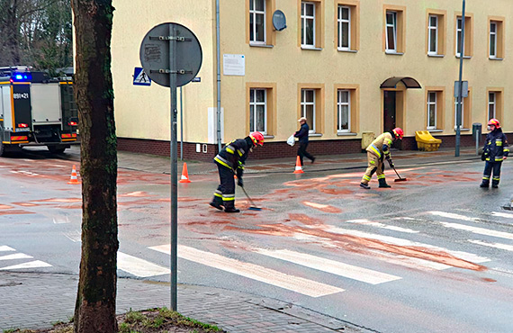 Rozlany olej na ulicach miasta. Do usuwania plam na jezdni ruszyli straacy i pracownicy Remondisu