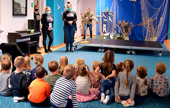 Biblioteka-dzieciom. Znany szczeciski aktor bawi dzieci z okazji 30 finau WOP