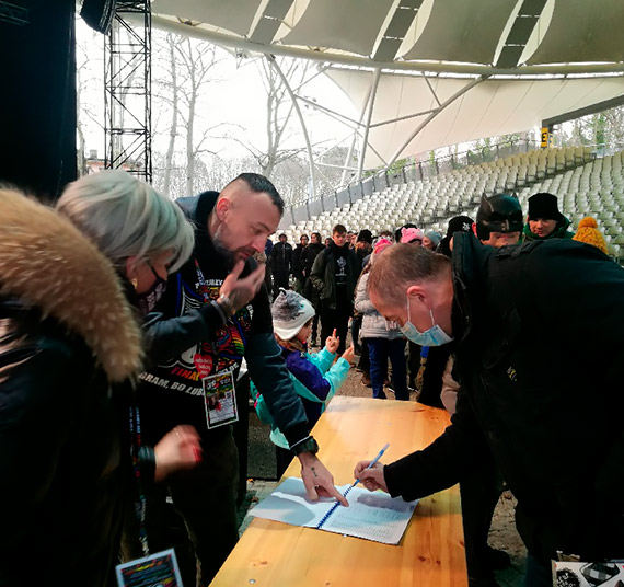 Pogoda im nie straszna! Wolontariusze WOŚP w Świnoujściu zagrają dziś 30, finałowy koncert