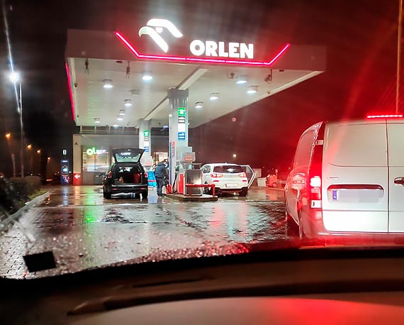 Paliwo schodzi jak ciepłe bułeczki! Kierowcy niemieccy zaopatrują się hurtowo