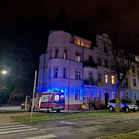 Mieszkaniec: Karetka na ulicy Chopina i ratownicy medyczni w specjalnych kombinezonach 