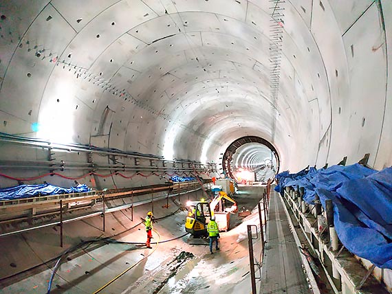 Świnoujście. Tak powstaje konstrukcja pod jezdnię w tunelu