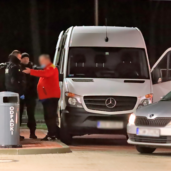Dziwne zachowanie mężczyzny na terenie stacji Shell wzbudziło zainteresowanie obsługi. Gdy na miejsce dotarli policjanci mężczyzna próbował wręczyć im łapówkę