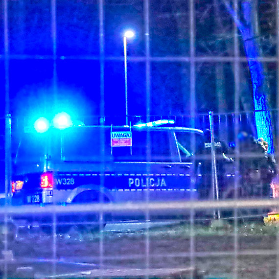 Dziwne zachowanie mężczyzny na terenie stacji Shell wzbudziło zainteresowanie obsługi. Gdy na miejsce dotarli policjanci mężczyzna próbował wręczyć im łapówkę
