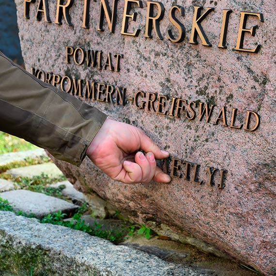 Z pamiątkowego głazu przy świnoujskim urzędzie zniknęła nazwa rosyjskiego miasta