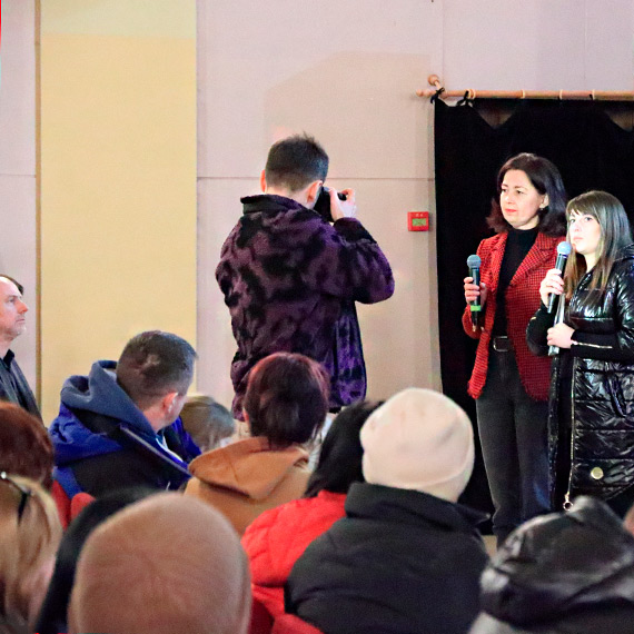 Prawie pełna sala w MDK - u na spotkaniu przedstawicieli władz miasta z uchodźcami z Ukrainy. Zastępca prezydenta Paweł Sujka: Nie zostawimy Was bez dachu nad głową
