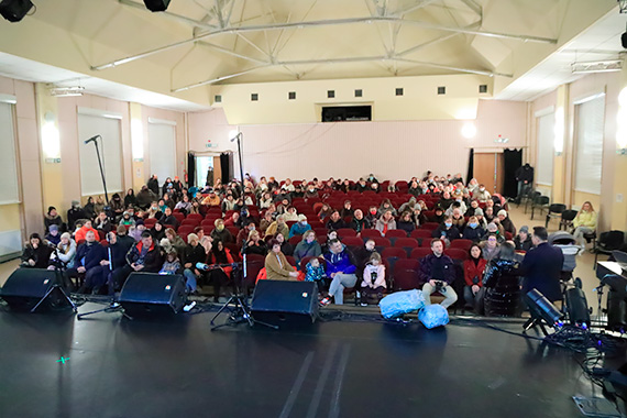 Prawie pełna sala w MDK - u na spotkaniu przedstawicieli władz miasta z uchodźcami z Ukrainy. Zastępca prezydenta Paweł Sujka: Nie zostawimy Was bez dachu nad głową