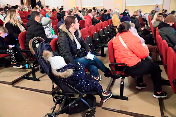 Prawie pełna sala w MDK - u na spotkaniu przedstawicieli władz miasta z uchodźcami z Ukrainy. Zastępca prezydenta Paweł Sujka: Nie zostawimy Was bez dachu nad głową