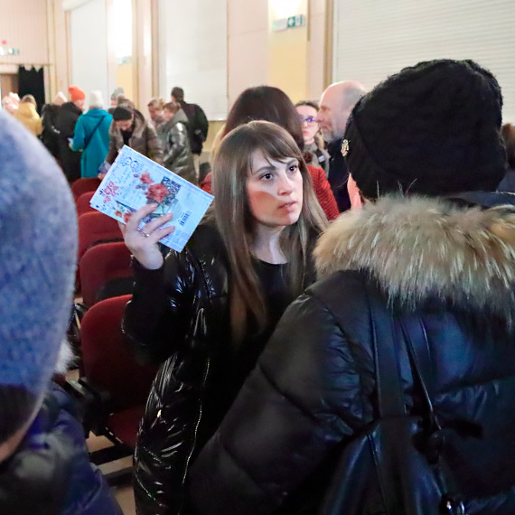 Prawie pełna sala w MDK - u na spotkaniu przedstawicieli władz miasta z uchodźcami z Ukrainy. Zastępca prezydenta Paweł Sujka: Nie zostawimy Was bez dachu nad głową