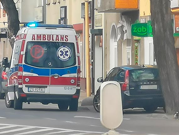 Karetka przed abk na Konstytucji 3 Maja. Ratownicy medyczni udzielali pomocy mczynie pod wpywem alkoholu