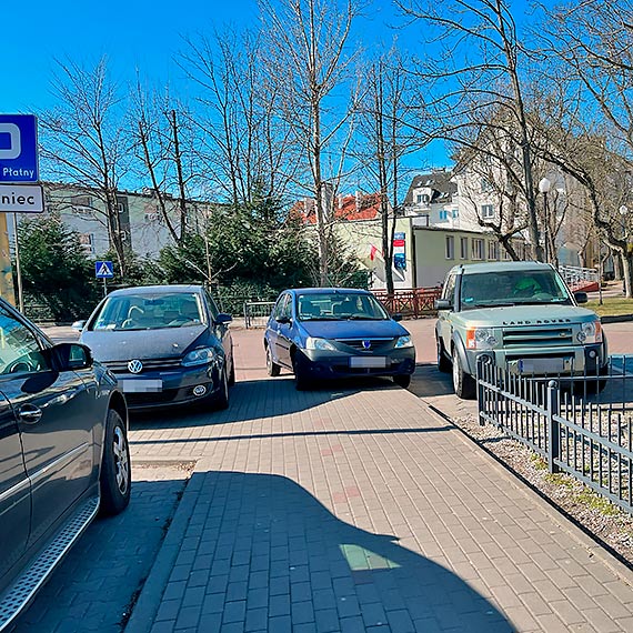 Mieszkaniec: Kierowca desperat zaj prawie cay chodnik