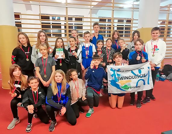 Zawodnicy Klubu Lekkoatletycznego OSiR „Wyspiarz” z medalami z Mistrzostw Wojewdztwa