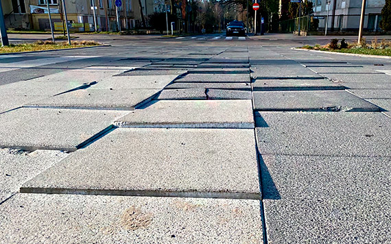 Mieszkaniec: Skandal! Zabezpieczenia nawierzchni na promenadzie to pic na wod!