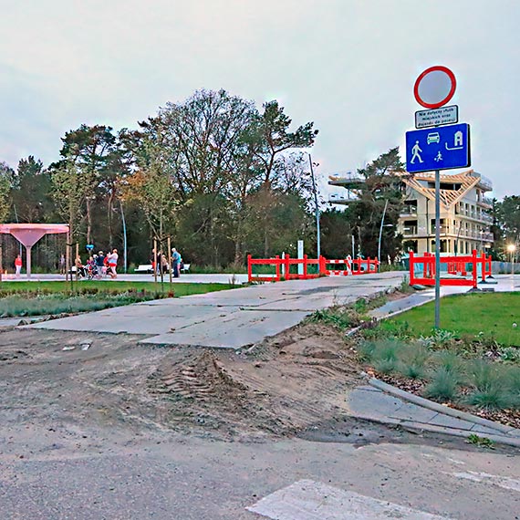 Mieszkaniec: Skandal! Zabezpieczenia nawierzchni na promenadzie to pic na wod!