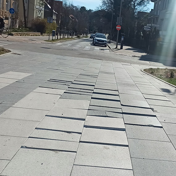 Mieszkaniec: Skandal! Zabezpieczenia nawierzchni na promenadzie to pic na wod!