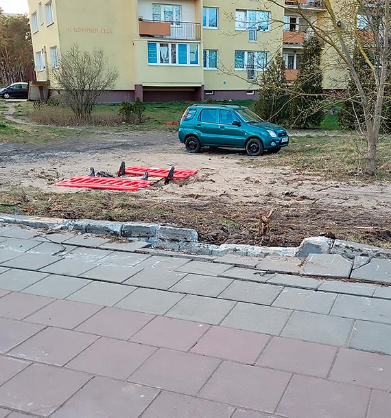 Czytelnik: Ciki sprzt firmy remontujcej ulic Grunwaldzk zniszczy chodnik!