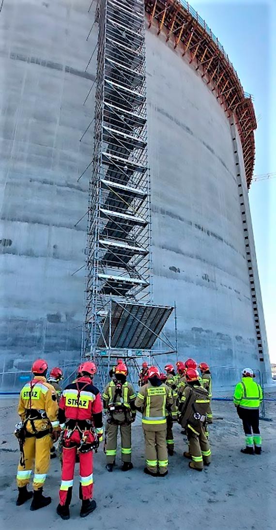 Ćwiczenia wysokościowe na terenie budowy trzeciego zbiornika LNG
