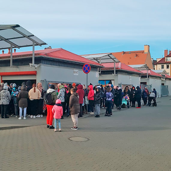 Na targowisku miejskim rozdawano żywność dla uchodźców z Ukrainy