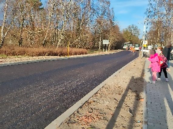Najpierw asfalt potem wodocigi?!  Mieszacw Warszowa zadziwia sposb remontu przejazdu kolejowego