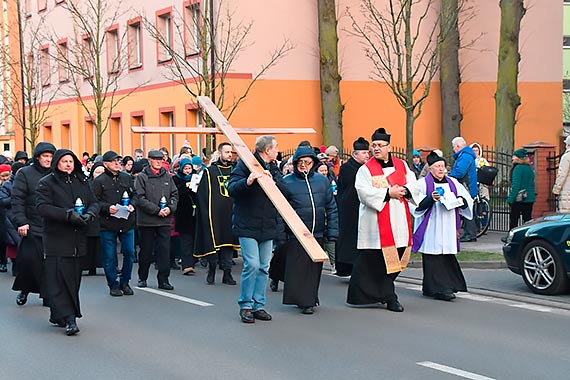 Ulicami miasta za krzyżem. Na tydzień przed Wielkanocą ulicami Świnoujścia przeszli uczestnicy drogi krzyżowej