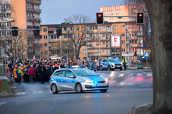 Ulicami miasta za krzyżem. Na tydzień przed Wielkanocą ulicami Świnoujścia przeszli uczestnicy drogi krzyżowej