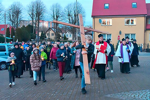 Ulicami miasta za krzyżem. Na tydzień przed Wielkanocą ulicami Świnoujścia przeszli uczestnicy drogi krzyżowej