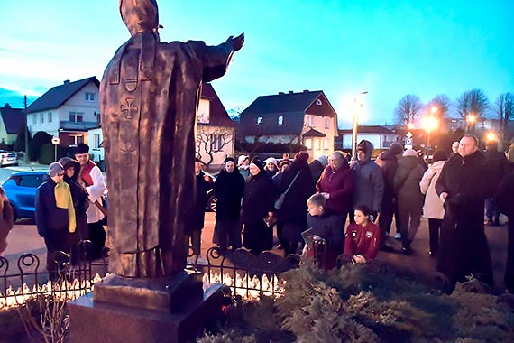 Ulicami miasta za krzyżem. Na tydzień przed Wielkanocą ulicami Świnoujścia przeszli uczestnicy drogi krzyżowej