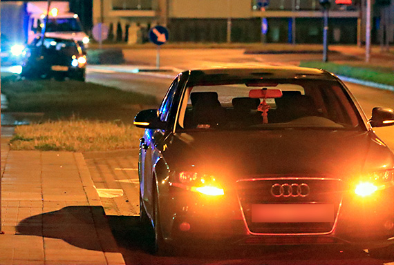 Poważna kolizja z udziałem dwóch samochodów osobowych. Sprawca jadący audi najprawdopodobniej był pijany