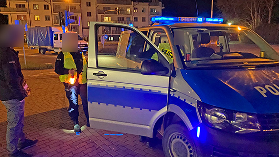 Poważna kolizja z udziałem dwóch samochodów osobowych. Sprawca jadący audi najprawdopodobniej był pijany