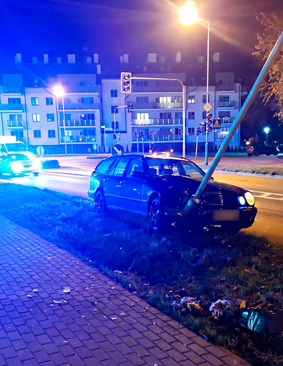 Poważna kolizja z udziałem dwóch samochodów osobowych. Sprawca jadący audi najprawdopodobniej był pijany