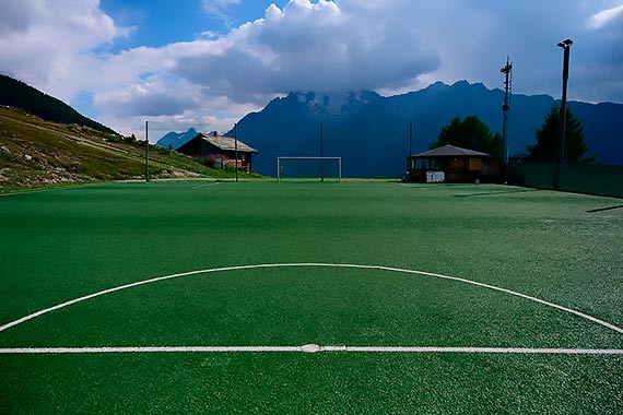 Futbol na wysokociach i pywajcy stadion. Zobacz 5 niezwykych boisk z caego wiata!