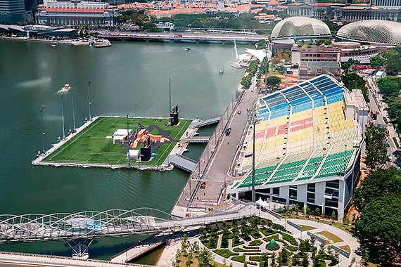 Futbol na wysokościach i pływający stadion. Zobacz 5 niezwykłych boisk z całego świata!