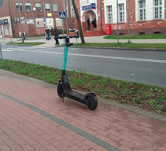Pozostawiane bezmylnie elektryczne hulajnogi to realne zagroenie, min. dla korzystajcych z cieek rowerowych