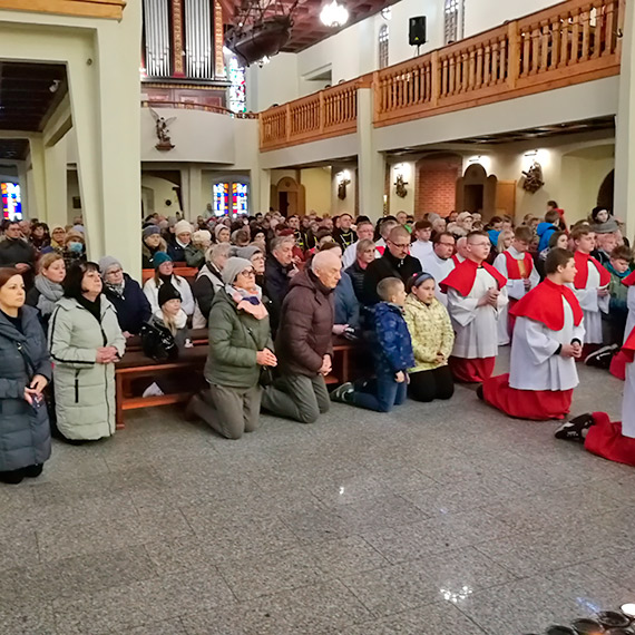 Nabożeństwa Wielkiego Piątku zgromadziły wiernych wokół krzyża