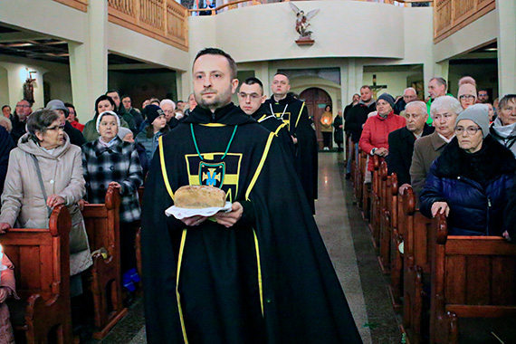 Późnym wieczorem z soboty na niedzielę, Plac Kościelny rozświetliły migotliwe płomienie ogniska. Ognia pilnował mały strażak.Tak powitano zwycięzcę śmierci