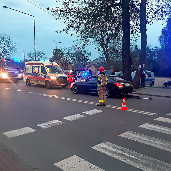 Mercedes potrci nastolatk na hulajnodze. Poszkodowana 16 - latka trafia do szpitala 