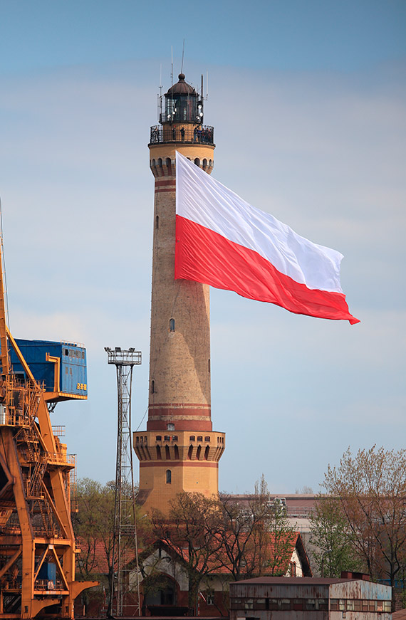 Biało-czerwona dumnie rozpostarła swoje „skrzydła”na szczycie morskiej latarni
