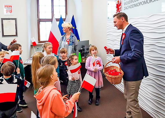 Rocznica uchwalenia Konstytucji 3 maja.  Laurka dla marszaka, kotyliony dla przedszkolakw