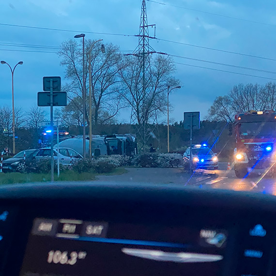 Gruszka przewrcia si na rondzie w unowie. Kierowca trafi do szpitala