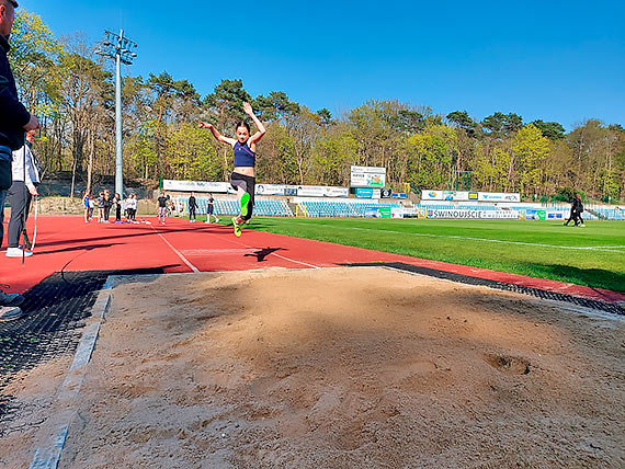 V zawody V edycji „¦winoujskie Czwartki Lekkoatletyczne”
