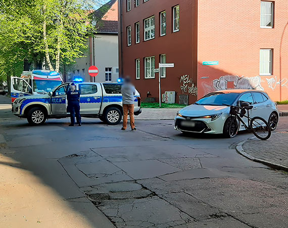 Koo Urzdu Skarbowego rowerzysta zderzy si z samochodem. 75 - latek dozna lekkich obrae gowy
