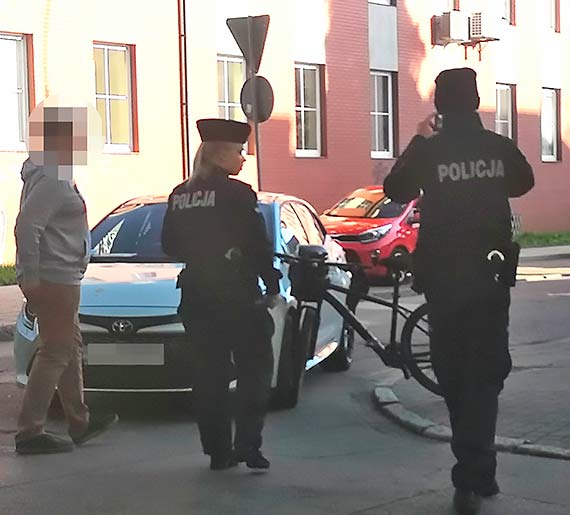 Koo Urzdu Skarbowego rowerzysta zderzy si z samochodem. 75 - latek dozna lekkich obrae gowy