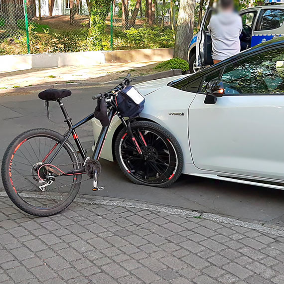 Koo Urzdu Skarbowego rowerzysta zderzy si z samochodem. 75 - latek dozna lekkich obrae gowy