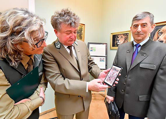 Maluj trzymajc pdzel w ustach albo midzy palcami stp. Ich malarstwo zaprezentowaa galeria WPN