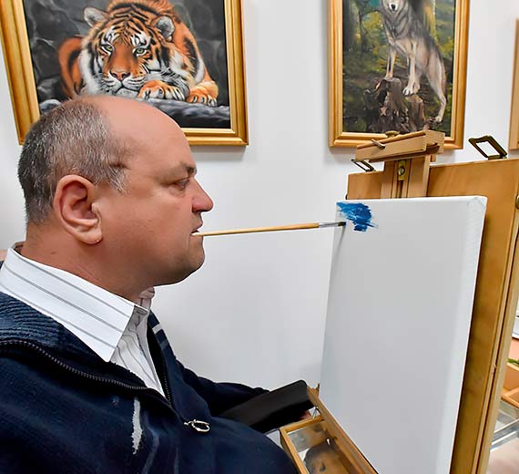 Maluj trzymajc pdzel w ustach albo midzy palcami stp. Ich malarstwo zaprezentowaa galeria WPN