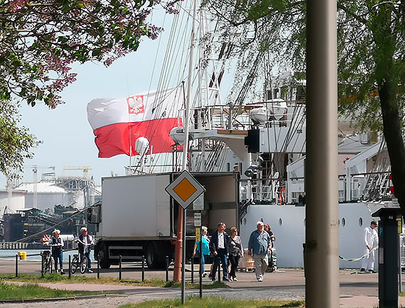 Następca słynnej „Białej fregaty” Dar Młodzieży zacumował we wtorek vis a vis Kapitanatu Portu w Świnoujściu