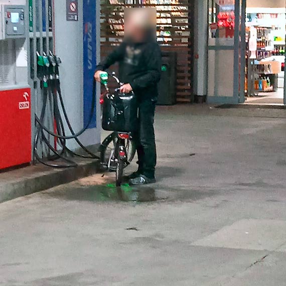 „Niemiecki porzdek” na stacji paliw. Po kliencie pozostaa kaua rozlanego paliwa