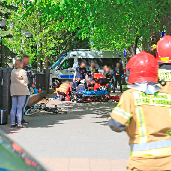 Tragedia przed budynkiem Prokuratury Rejonowej. Ugodzona noem kobieta nie yje, napastnik podci sobie nadgarstek. Zobacz film!