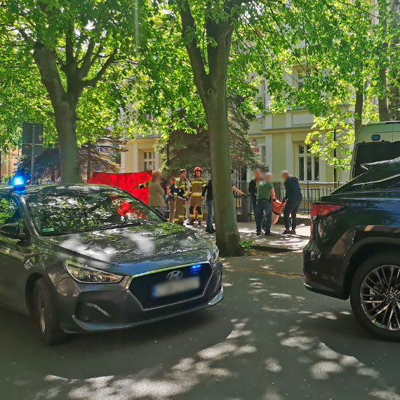 Tragedia przed budynkiem Prokuratury Rejonowej. Ugodzona noem kobieta nie yje, napastnik podci sobie nadgarstek. Zobacz film!